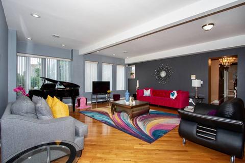 2339 E 72nd St #2E, Chicago, IL 60649 photo 2