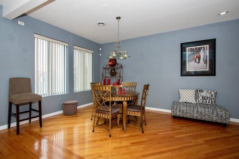 2339 E 72nd St #2E, Chicago, IL 60649 photo 3