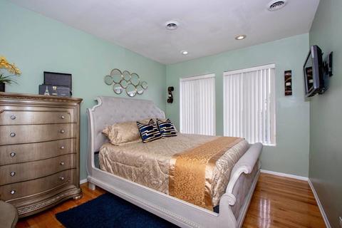 2339 E 72nd St #2E, Chicago, IL 60649 photo 6