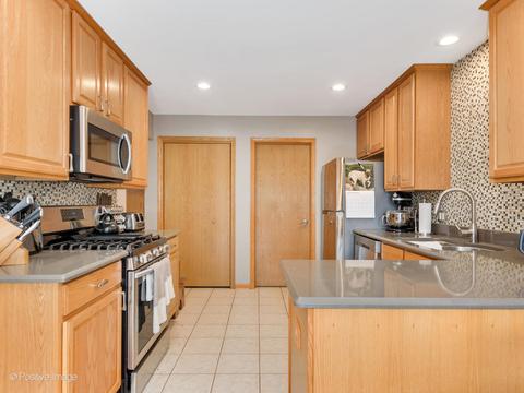 1323 Dancing Bear Ln, Elgin, IL 60120 photo 9