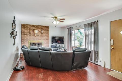 810 N Cherry St, Addison, IL 60101 photo 2