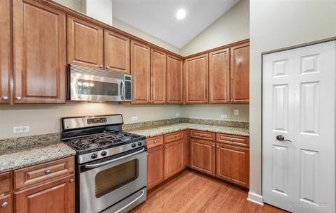 302 Broadmoor Ln, Bartlett, IL 60103 photo 12