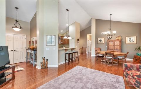 302 Broadmoor Ln, Bartlett, IL 60103 photo 5