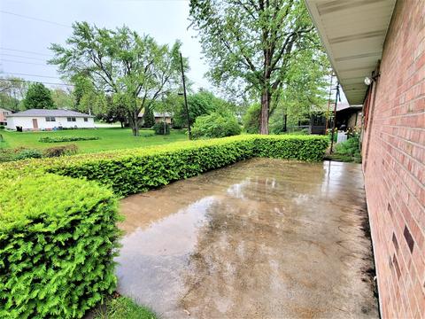 3 Brookwood Dr, Normal, IL 61761 photo 2