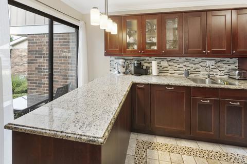1182 Leicester Ct, Wheaton, IL 60189 photo 2