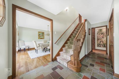8425 Clynderven Rd, Burr Ridge, IL 60527 photo 2