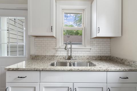 559 Wellington Ave, Elgin, IL 60120 photo 3
