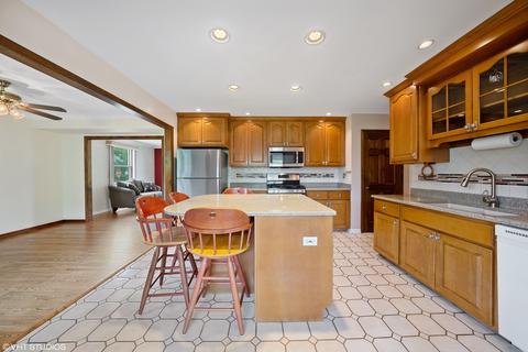 1649 Briarcliffe Blvd, Wheaton, IL 60189 photo 5