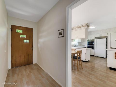 504 Bridle Ln, Wheaton, IL 60187 photo 2