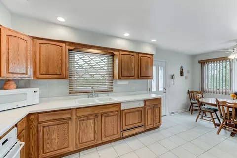968 Arnold Ct, Des Plaines, IL 60016 photo 10