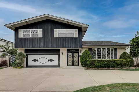 968 Arnold Ct, Des Plaines, IL 60016 photo 1