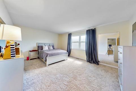 1950 Crescent Ln, Hoffman Estates, IL 60169 photo 17