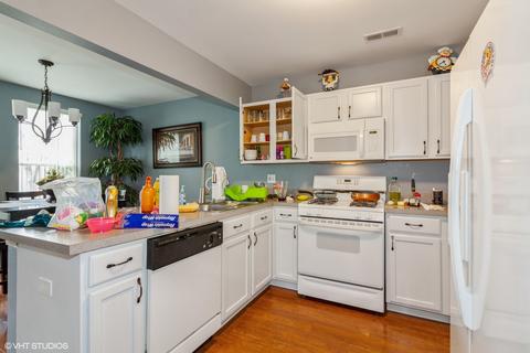 975 Symphony Dr, Aurora, IL 60504 photo 4