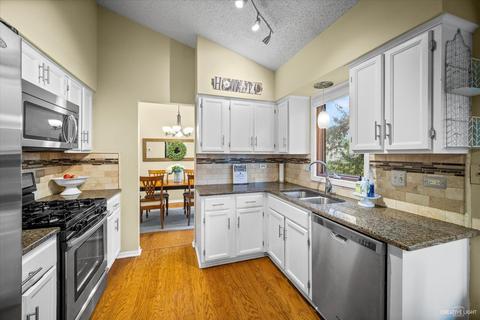 561 Adare Rd, Bartlett, IL 60103 photo 8