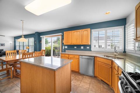 1668 Rosehall Ln, Elgin, IL 60123 photo 9