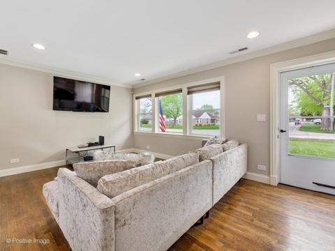 59 E Walnut Ave, Des Plaines, IL 60016 photo 3