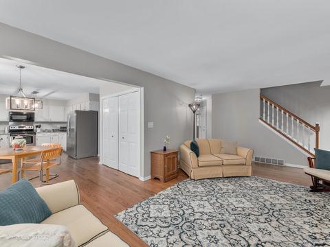 241 Bates St, Wheaton, IL 60187 photo 9