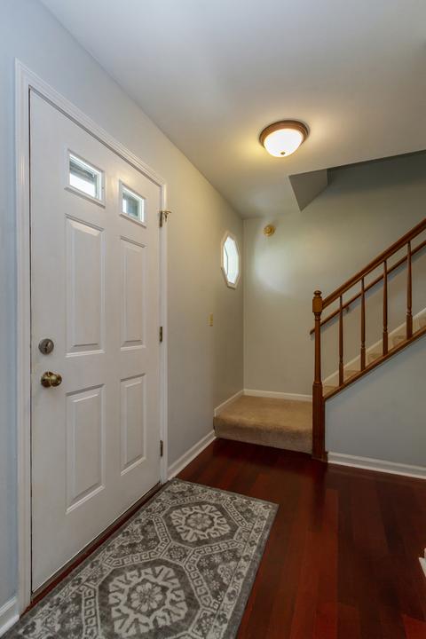 563 Shenandoah Trl, Elgin, IL 60123 photo 2