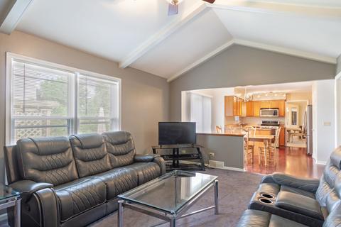 563 Shenandoah Trl, Elgin, IL 60123 photo 4