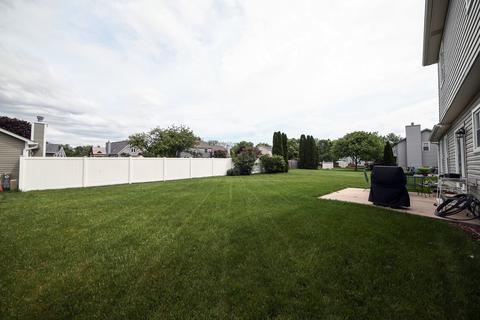 1040 Newcastle Ln, Aurora, IL 60506 photo 2