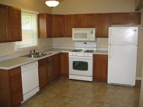 802 E 3rd St, Belvidere, IL 61008 photo 4