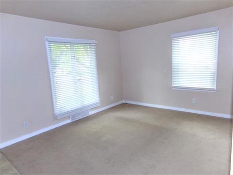 802 E 3rd St, Belvidere, IL 61008 photo 10