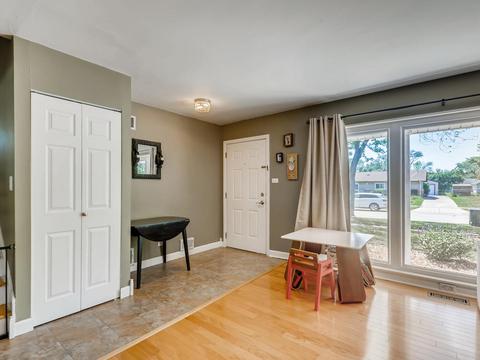 665 Western St, Hoffman Estates, IL 60169 photo 4