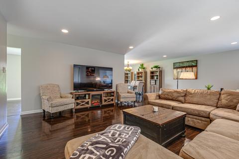 1685 Bedford Rd, Hoffman Estates, IL 60169 photo 2