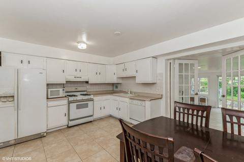 6913 Olympic Dr, Bridgeview, IL 60455 photo 9