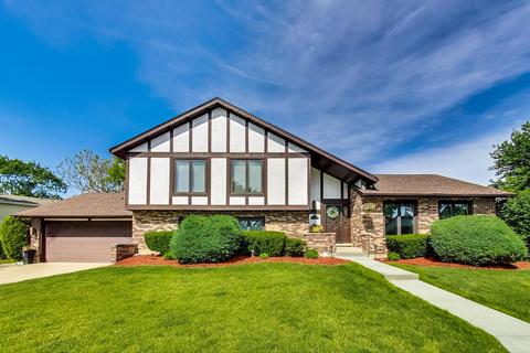2000 E Pin Oak Dr, Mount Prospect, IL 60056 photo 1