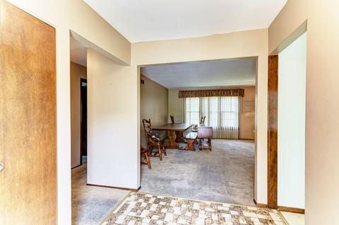 1401 E Hull Dr, Wheaton, IL 60189 photo 2