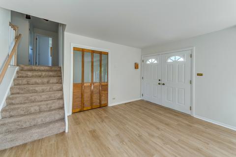 704 Kipling Ct, Roselle, IL 60172 photo 3