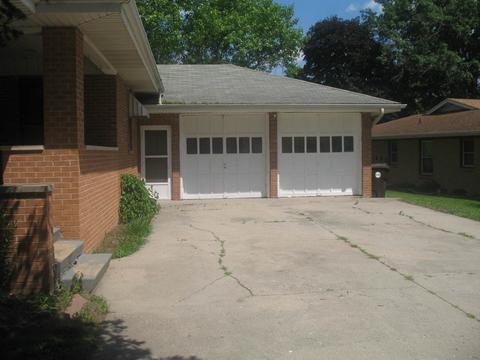 304 Cedar Dr, Clinton, IL 61727 photo 2