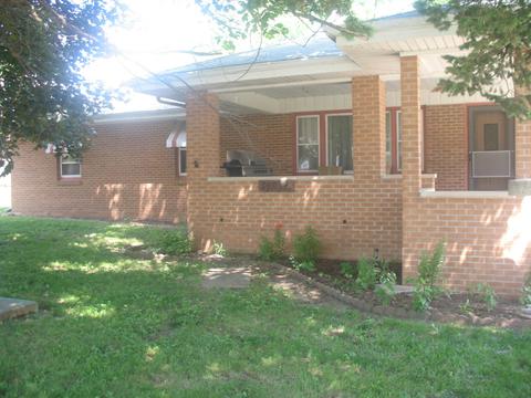 304 Cedar Dr, Clinton, IL 61727 photo 3