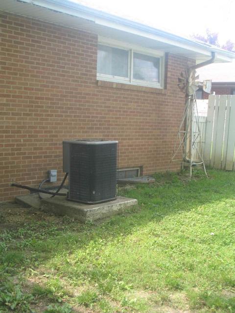 304 Cedar Dr, Clinton, IL 61727 photo 6