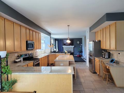 5335 Shotkoski Dr, Hoffman Estates, IL 60192 photo 2