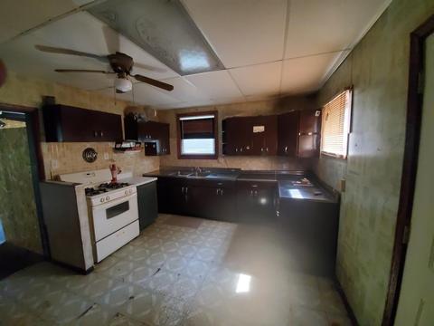 706 S Float Ave, Freeport, IL 61032 photo 6
