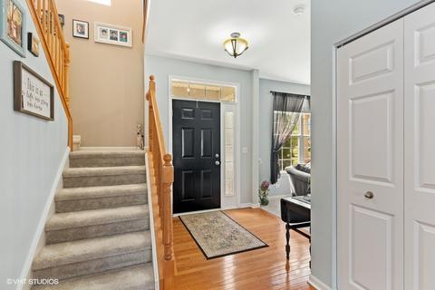 204 Longview Dr, Elgin, IL 60124 photo 2