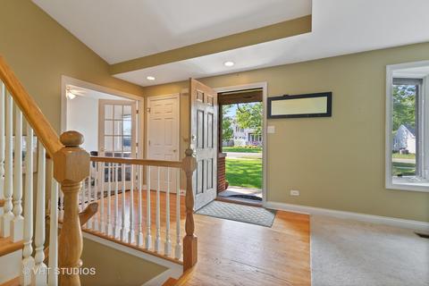 1606 Maple Ave, Northbrook, IL 60062 photo 2