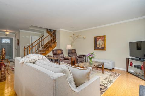 1242 Folkstone Ct, Wheaton, IL 60189 photo 4