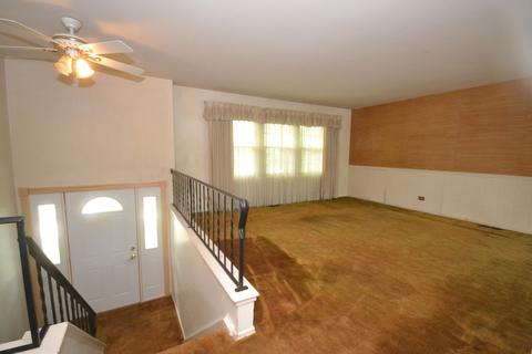 1341 Hassell Dr, Hoffman Estates, IL 60169 photo 2