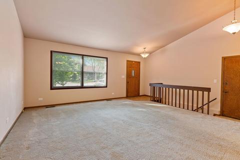 747 Alice Pl, Elgin, IL 60123 photo 2