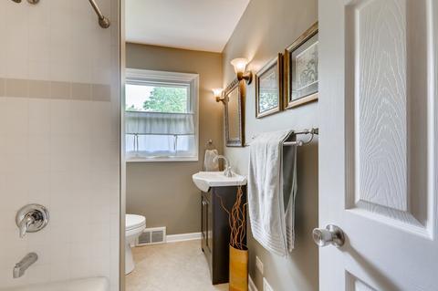 1427 Daly Rd, Wheaton, IL 60187 photo 16