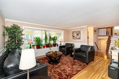 2014 E Woodview Dr, Mount Prospect, IL 60056 photo 3