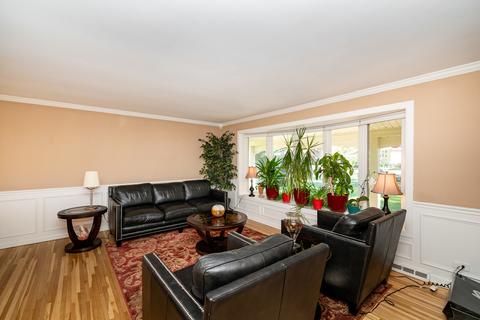 2014 E Woodview Dr, Mount Prospect, IL 60056 photo 4
