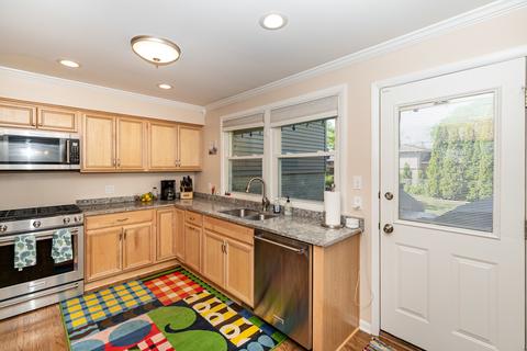 2014 E Woodview Dr, Mount Prospect, IL 60056 photo 9