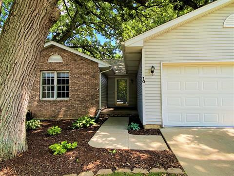 10 Edgewood Ct, Bloomington, IL 61701 photo 2
