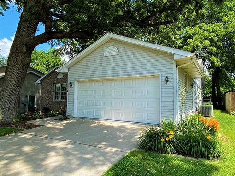 10 Edgewood Ct, Bloomington, IL 61701 photo 3