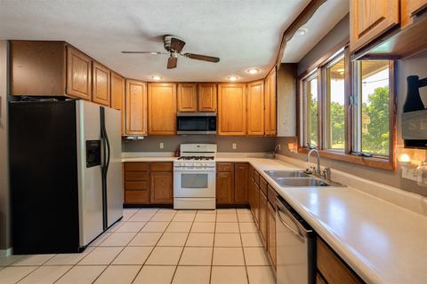 301 E Washington St, Le Roy, IL 61752 photo 8