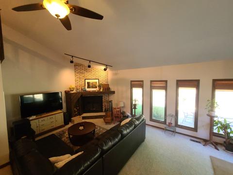 1405 Hillside Ln, Mchenry, IL 60051 photo 4